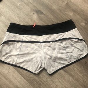 Lululemon white and gray print speed short